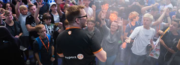 expert begeistert IFA-Besucher mit großer Gaming-Halle