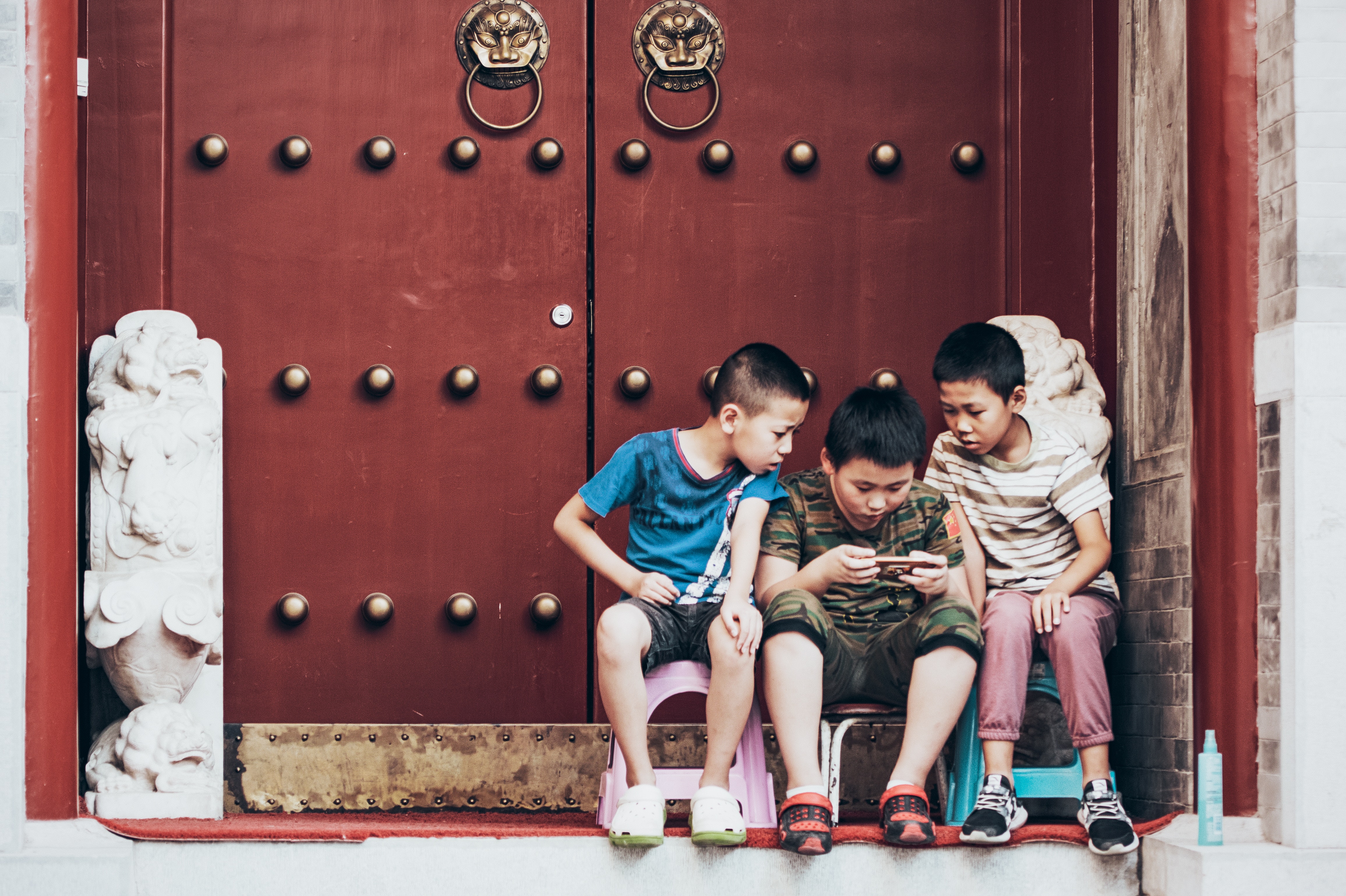 Kinder spielen am Smartphone Kinder spielen am Smartphone