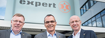expert konsolidiert Marktposition