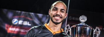 Doppelter-Erfolg-auf-der-gamescom-expert-praesentiert-Die-Bude-von-Toelz-und-feiert-FIFA-17-Titelgewinn