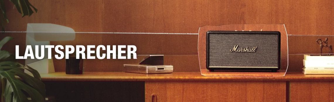 Banner mit Schriftzug "Lautsprecher" und Marshall Lautsprecher auf Kommode