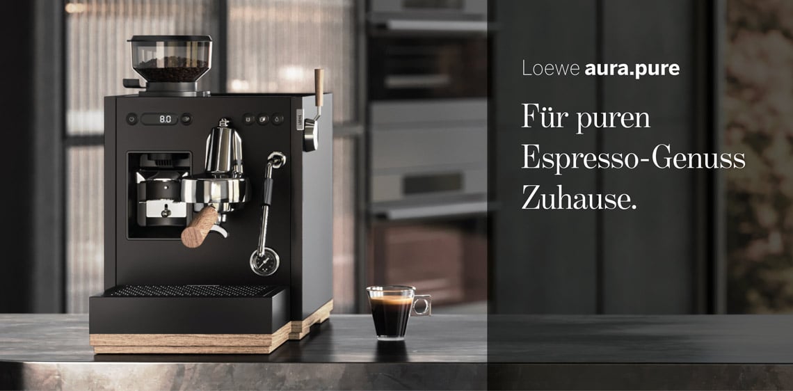 Loewe aura.pure Siebträgermaschine auf einer Küchenzeile mit frisch zubereitetem Espresso.