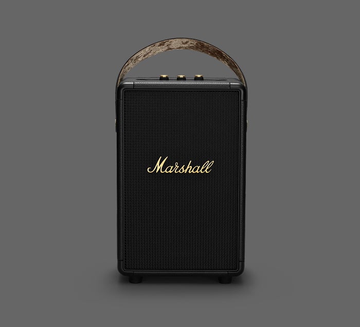 Frontalansicht des Marshall Tufton Bluetooth-Lautsprechers in Schwarz mit braunem Tragegriff und goldenen Bedienelementen.
