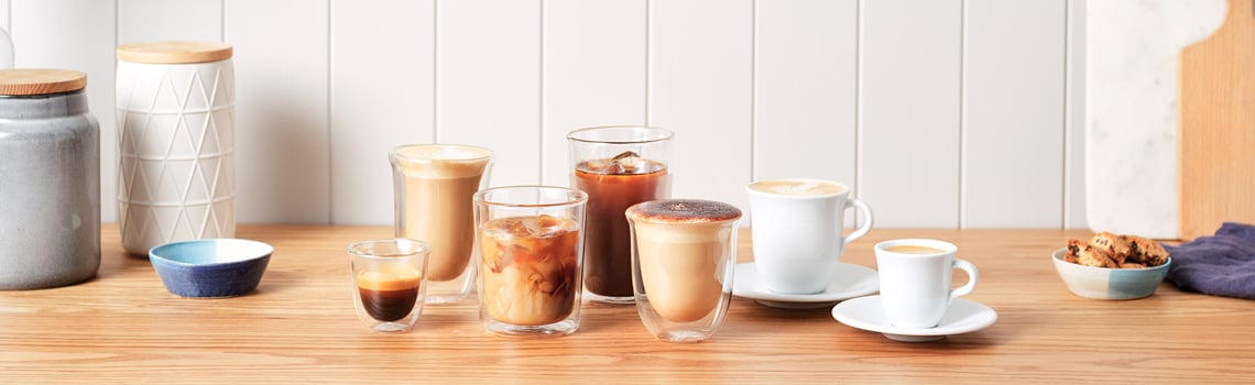 Diverses DeLonghi Kaffee-Zubehör auf Küchentresen