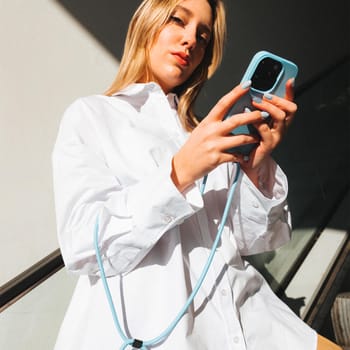 Cover Bond - Hülle für iPhone 14 Pro mit abnehmbarem Umhängeband, Hellblau