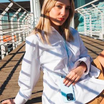 Cover Bond - Hülle für iPhone 14 Pro mit abnehmbarem Umhängeband, Hellblau
