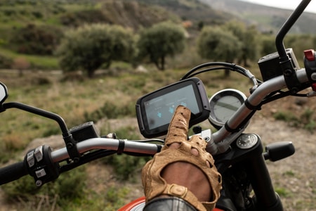 TomTom Motorrad Navi Rider 500 (4,3 Zoll, kurvige und bergige Strecken  speziell für Motorräder, Stauvermeidung dank TomTom Traffic, Karten-Updates  Europa, Motorrad-Halterung, Updates über Wi-Fi) $[Motorrad-Navigationsgerät]$  Europa
