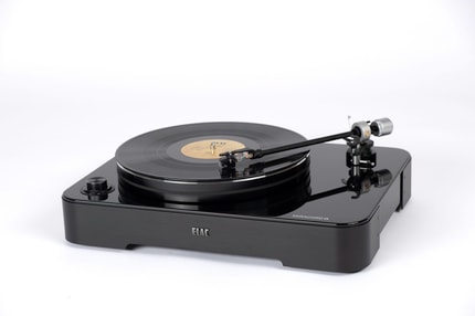 Abbildung Wenn alles in Bewegung ist, bleibt Vinyl die Konstante. Der  Miracord 80 bezeugt aufs neue ELACs Verbundenheit zum  Vinyl.