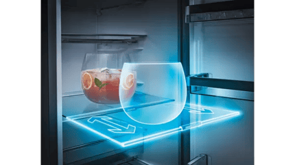 Abbildung Bewegliche Glasablagen erleichtern das Einlagern und Entnehmen von Lebensmitteln - easyAccess Glasablagen