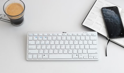 Abbildung Extrem dünne, kabellose Tastatur mit Bluetooth-Technologie für Ihren PC, Laptop, Tablet und Smartphone