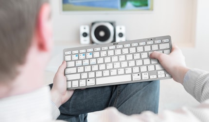 Abbildung Extrem dünne, kabellose Tastatur mit Bluetooth-Technologie für Ihren PC, Laptop, Tablet und Smartphone