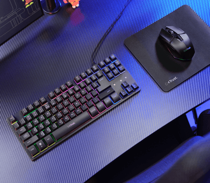 Abbildung 3-in-1-Gaming-Paket mit kompakter TKL-Tastatur, kabelloser beleuchteter Maus und Mauspad