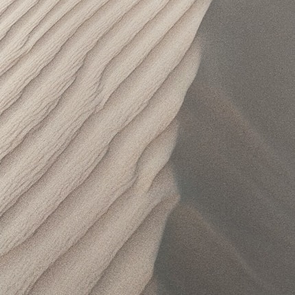 Abbildung WARUM WIR KEIN GLAS VERWENDEN- GLAS WIRD DURCH ENTFERNUNG EINER NATÜRLICHEN RESSOURCE HERGESTELLT