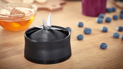 Abbildung Kompakter & starker Mini-Standmixer mit bruch- und auslaufsicherer Tritan-ToGo-Flasche für unterwegs. Cremige, gesunde Smoothies dank Highspeed-Mixen.