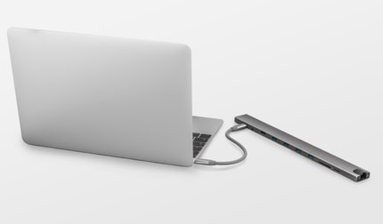 Abbildung Elegante 10-in-1 USB-C Multi-Port-Dockingstation aus Aluminium zur Bereitstellung von HDMI-, Netzwerk-, Kartenleser-, USB-C- und USB-A-Anschlüssen über einen einzelnen USB-C-Anschluss