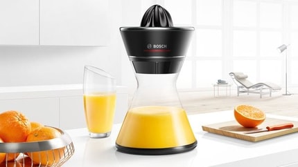 Abbildung Saft pressen und servieren dank der 2in1 Zitruspresse.