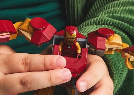 Abbildung Iron Man sitzt im Cockpit