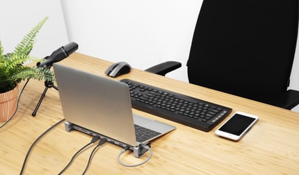 Abbildung Elegante 10-in-1 USB-C Multi-Port-Dockingstation aus Aluminium zur Bereitstellung von HDMI-, Netzwerk-, Kartenleser-, USB-C- und USB-A-Anschlüssen über einen einzelnen USB-C-Anschluss