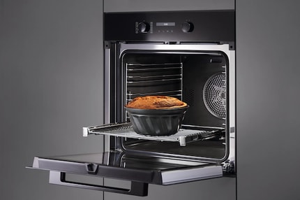 Abbildung Backofen im edlen schwarzen Design mit AirFry-Funktion sowie Vernetzung und PerfectClean