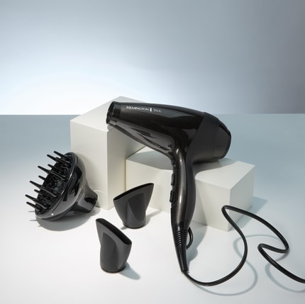 Abbildung Der leistungsstarke 2400 W Silk AC Haartrockner von Remington wurde entwickelt, um das Styling-Erlebnis auf ein neues Niveau zu heben