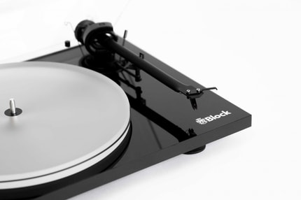 Abbildung Entdecke den PS-50 Plattenspieler – dein perfekter Einstieg in die Welt des exzellenten Klangs und stilvollen Designs!