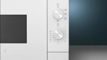 Abbildung Freistehende Mikrowelle mit 20l Fassungsvermögen zum Auftauen, Aufwärem oder Zubereiten von Gerichten innerhalb kürzester Zeit.