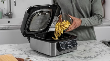 Abbildung Genießen Sie die köstlichen Holzkohlegrill-Aromen der Outdoor-Küche mit einem Indoor-Grill!