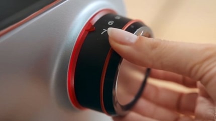 Abbildung Die neue OptiMUM Küchenmaschine im schlanken, edlen Design. Mit 1.400 Watt Motor-Power und Smart dough sensor sowie 3D PlanetaryMixing für stets perfekte Ergebnisse.