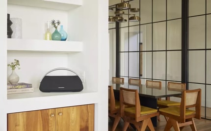 Abbildung Schlankes Design und herausragender Klang –  drinnen oder draußen