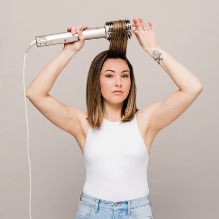 Abbildung Der leistungsstarke, leichte und vielseitige FlexStyle verwandelt sich in Sekundenschnelle vom Haartrockner zum Styler.