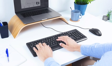 Abbildung Leise Tastatur mit Maus für komfortables Arbeiten