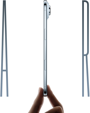 Ein iPhone Air wird zwischen Daumen und Zeigefinger gehalten, Seitenansicht, Farbe Himmelblau, sehr dünnes Profil, Fusion Kamera-System, Tasten: Seite, Kamerasteuerung
