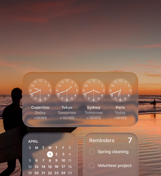 Liquid Glass Widgets für Uhr, Kalender, Erinnerungen und Wetter auf einem macOS Tahoe Display über einer Szene eines Surfers, der bei Sonnenuntergang am Strand spazieren geht