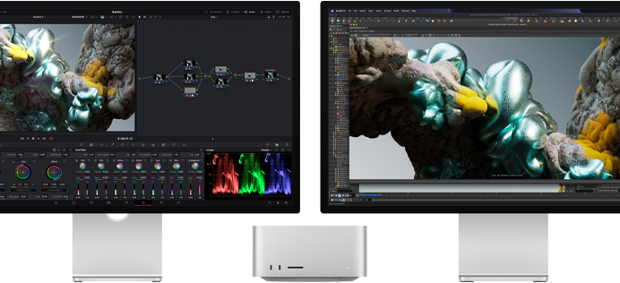 Studio Display und Studio Display XDR, je ein Display auf beiden Seiten des Mac Studio, mit einem künstlerischen Arbeitsbereich, 3D Modell Software und Tools