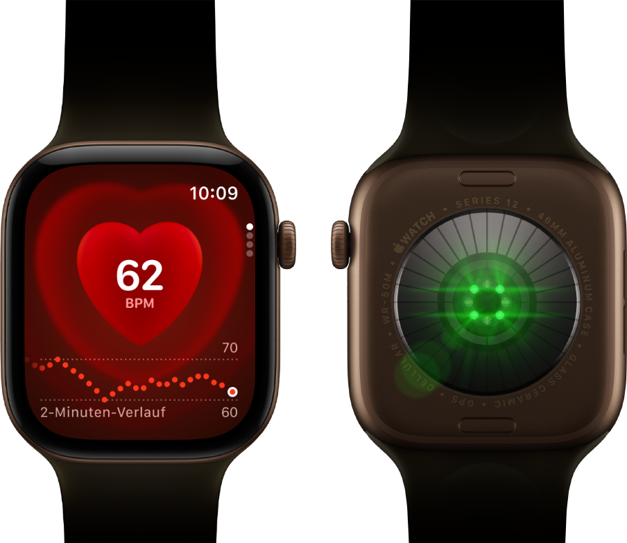 Zwei Apple Watch Series 12 Geräte, Aluminiumgehäuse, Farbe Dunkelbronze mit Sportarmband Oliv, eine zeigt die Herzfrequenz App, die andere das System zur Gesundheitserkennung auf der Rückseite der Watch mit grün leuchtenden LEDs