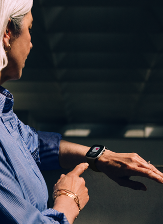 Eine Person liest die Mitteilung: Möglicher Bluthochdruck auf ihrer Apple Watch Series 11