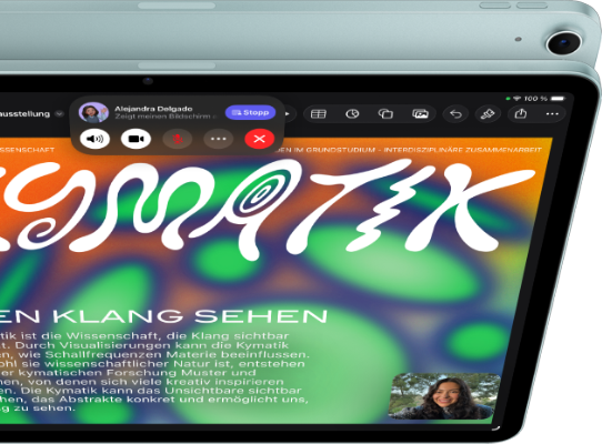 iPad Air, Farbe Blau, von oben, das Display zeigt die Keynote App während der Bildschirmfreigabe in einem FaceTime Videoanruf, Rückseite mit 12 MP Weitwinkel-Rückkamera, Lautstärketasten