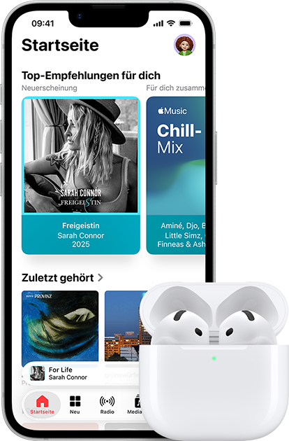 iPhone 17e, Vorderseite, Apple Music App mit geöffnetem Homescreen, neben AirPods Pro 3 im geöffneten MagSafe Ladecase