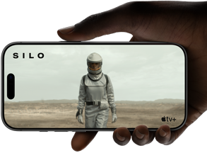 Eine Hand hält ein iPhone 17 Pro, Silber, horizontal, Video wird auf All-Screen Display wiedergegeben und zeigt damit die Batterielaufzeit