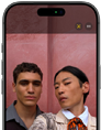 iPhone 17 Pro Vorderseite, Display zeigt das Automatische Ausrichtung für Fotos Feature und wie eine Gruppe von Personen ein Selfie macht, während ihre Gesichter hervorgehoben sind