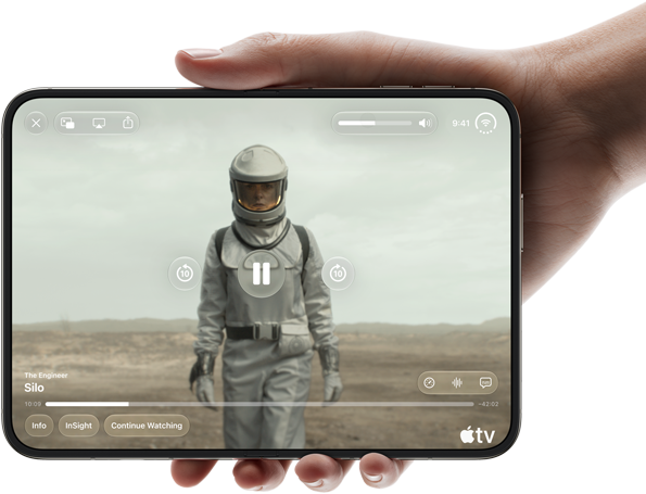iPhone Duo, in einer Hand gehalten, im Querformat geöffnet, komplett ausgeklappt, das Display zeigt die Apple TV Serie „Silo“