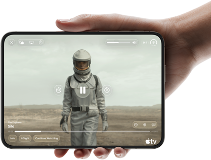 iPhone Duo, in einer Hand gehalten, im Querformat geöffnet, komplett ausgeklappt, das Display zeigt die Apple TV Serie „Silo“