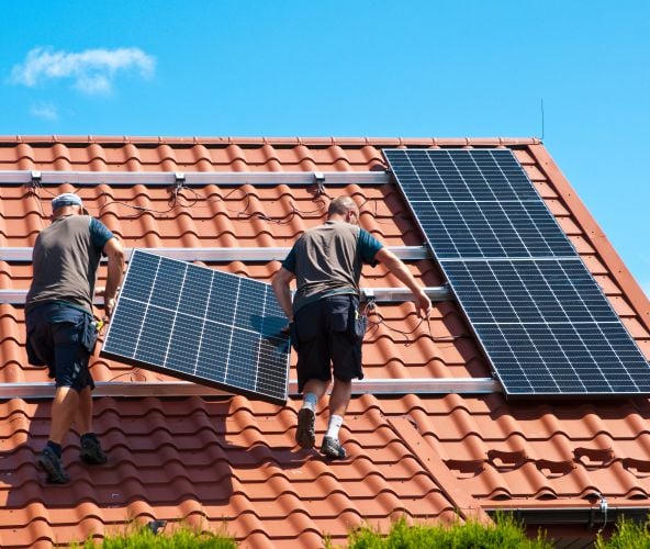 Solarstrom selbst verbrauchen über Photovoltaik oder Balkonkraftwerk