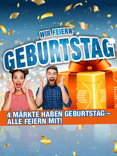 Ein großes, blaues, glitzerndes Banner, ich welchem Konfetti fliegt und Feuerwerke explodieren. Im Vordergrund befindet sich die große Aufschrift "Wir feiern Geburtstag! 4 Märkte haben Geburtstag - und alle feiern mit", sowie aufgeregte Menschen und ein großen Geschenk.
