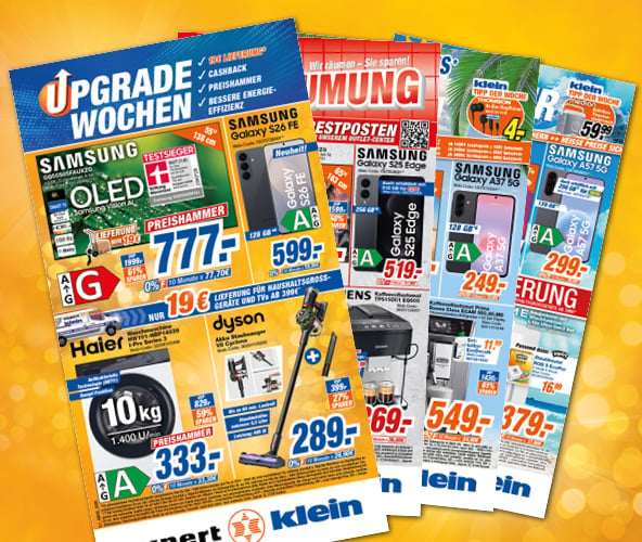 groß im Vordergrund verschiedene Werbeprospakte aufgewächert. Auf einem grauen udn weißen Hintergrund