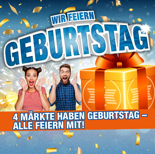 Ein großes, blaues, glitzerndes Banner, ich welchem Konfetti fliegt und Feuerwerke explodieren. Im Vordergrund befindet sich die große Aufschrift "Wir feiern Geburtstag! 4 Märkte haben Geburtstag - und alle feiern mit", sowie aufgeregte Menschen und ein großen Geschenk.