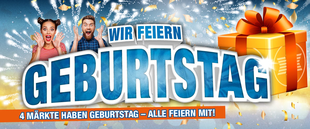 Ein großes, blaues, glitzerndes Banner, ich welchem Konfetti fliegt und Feuerwerke explodieren. Im Vordergrund befindet sich die große Aufschrift "Wir feiern Geburtstag! 4 Märkte haben Geburtstag - und alle feiern mit", sowie aufgeregte Menschen und ein großen Geschenk.